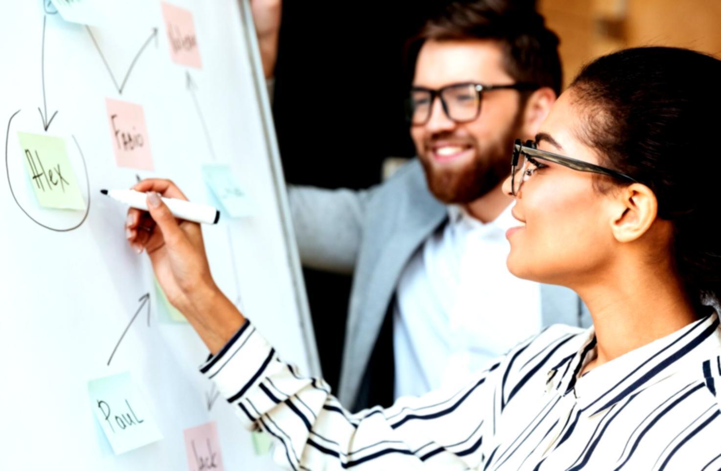 Beratungsgespräch am Schreibtisch