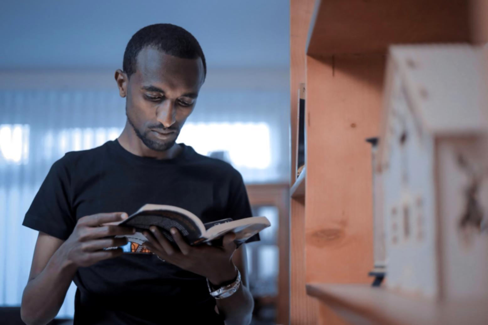 Teilnehmer analysieren Finanzunterlagen während des Workshops